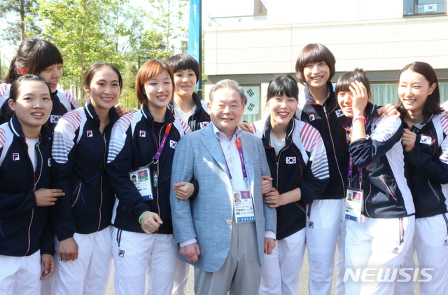 [서울=뉴시스]박주성 기자 = 이건희 삼성그룹 회장이 25일 별세했다. 향년 78세. 이건희 회장은 1942년 1월9일 대구에서 고 호암 이병철 삼성그룹 창업주의 셋째 아들로 태어나 이병철 회장이 타계한 이후 1987년 12월 삼성그룹 회장 자리에 올랐다. 이후 반도체 사업 등을 잇달아 성공시키며 글로벌 무대에선 다소 뒤처지던 삼성전자를 명실상부한 세계 초일류 기업으로 키워냈다. 사진은 2012년 런던 올림픽 한국선수촌 사진. (사진=삼성전자 제공). 2020.10.25. photo@newsis.com