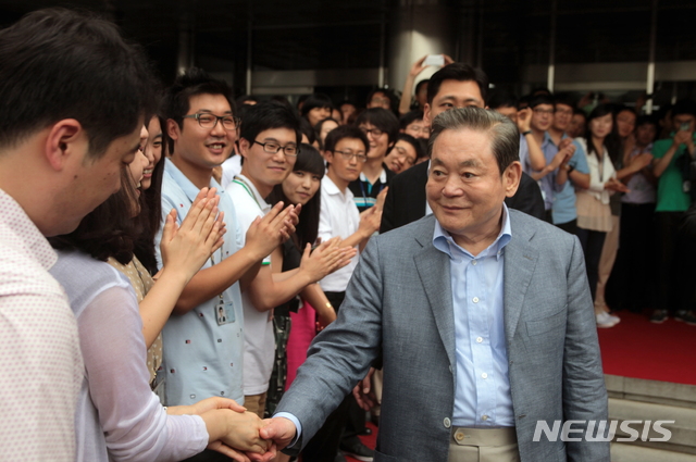 [서울=뉴시스]박주성 기자 = 이건희 삼성그룹 회장이 25일 별세했다. 향년 78세. 이건희 회장은 1942년 1월9일 대구에서 고 호암 이병철 삼성그룹 창업주의 셋째 아들로 태어나 이병철 회장이 타계한 이후 1987년 12월 삼성그룹 회장 자리에 올랐다. 이후 반도체 사업 등을 잇달아 성공시키며 글로벌 무대에선 다소 뒤처지던 삼성전자를 명실상부한 세계 초일류 기업으로 키워냈다. 사진은 2011년 선진제품 비교전시회 참관 사진. (사진=삼성전자 제공). 2020.10.25. photo@newsis.com