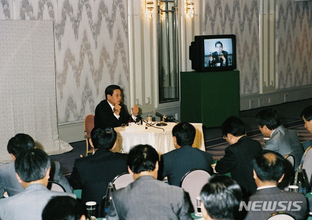 [서울=뉴시스]박주성 기자 = 이건희 삼성그룹 회장이 25일 별세했다. 향년 78세. 이건희 회장은 1942년 1월9일 대구에서 고 호암 이병철 삼성그룹 창업주의 셋째 아들로 태어나 이병철 회장이 타계한 이후 1987년 12월 삼성그룹 회장 자리에 올랐다. 이후 반도체 사업 등을 잇달아 성공시키며 글로벌 무대에선 다소 뒤처지던 삼성전자를 명실상부한 세계 초일류 기업으로 키워냈다. 사진은 1993년 신경영 선언 당시 사진. (사진=삼성전자 제공). 2020.10.25.&nbsp; photo@newsis.com