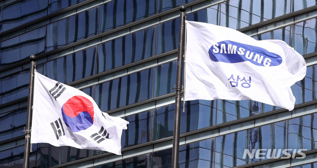 [서울=뉴시스] 이영환 기자 = 이건희 삼성전자 회장이 별세한 25일 오후 서울 서초구 삼성전자 서초사옥에 삼성전자 깃발이 펄럭이고 있다. 이건희 삼성전자 회장은 지난 2014년 급성 심근경색으로 삼성서울병원에 입원 후 6년간의 투병끝에 향년 78세로 별세했다. 2020.10.25.  20hwan@newsis.com