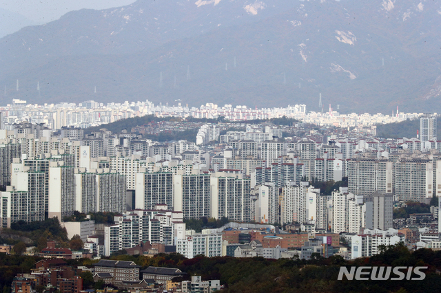 [서울=뉴시스]배훈식 기자 = 25일 오후 서울 중구 남산 서울N타워에서 서울시내 아파트 단지가 보이고 있다. 2020.10.25. dahora83@newsis.com