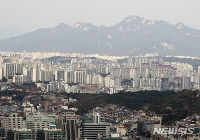 [서울=뉴시스]배훈식 기자 = 서울 중구 남산 서울N타워에서 서울시내 아파트 단지가 보이고 있다. 2020.10.25. dahora83@newsis.com