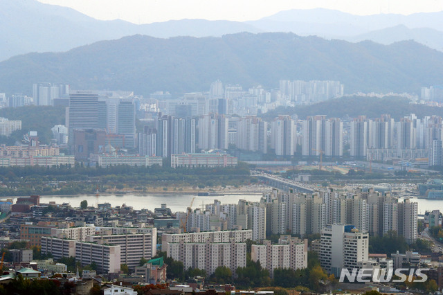 [서울=뉴시스]배훈식 기자 = 서울 중구 남산 서울N타워에서 서울시내 아파트 단지가 보이고 있다. 2020.10.25. dahora83@newsis.com