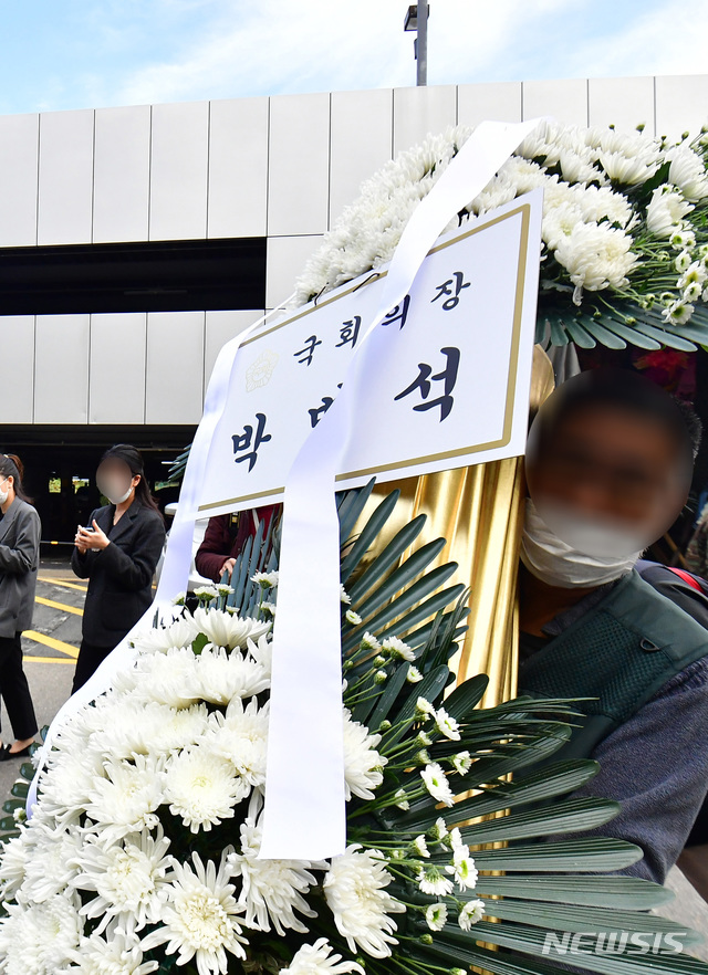 [서울=뉴시스] 고범준 기자 = 이건희 삼성그룹 회장이 별세한 25일 서울 강남구 삼성서울병원 장례식장에 박병석 국회의장이 보낸 근조화환이 도착하고 있다. (공동취재사진) 2020.10.25. photo@newsis.com