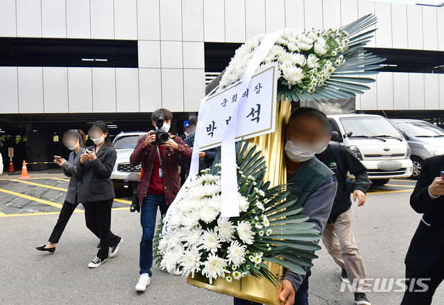 [서울=뉴시스] 고범준 기자 = 이건희 삼성그룹 회장이 별세한 25일 서울 강남구 삼성서울병원 장례식장에 박병석 국회의장이 보낸 조화가 들어가고 있다. (공동취재사진) 2020.10.25. photo@newsis.com