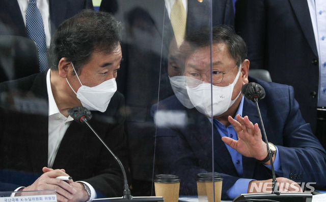 [서울=뉴시스] 전진환 기자 = 이낙연 더불어민주당 대표가 김태년 원내대표와 25일 오후 서울 여의도 국회에서 열린 한국판 뉴딜 당정청 워크숍에서 대화하고 있다. (공동취재사진) 2020.10.25.photo@newsis.com