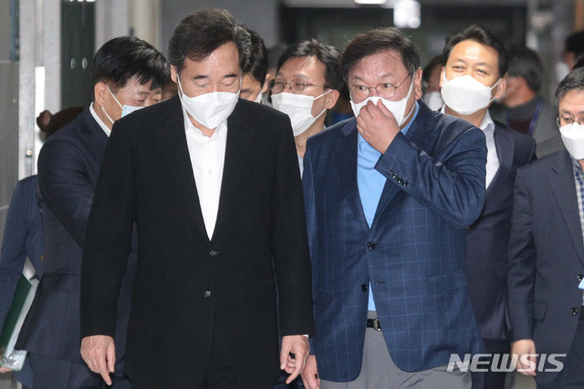 [서울=뉴시스] 전진환 기자 = 이낙연 더불어민주당 대표와 김태년 원내대표가 25일 오후 서울 여의도 국회에서 열린 한국판 뉴딜 당정청 워크숍에 참석하고 있다. (공동취재사진) 2020.10.25.photo@newsis.com