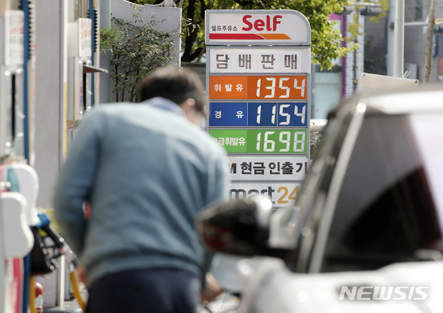 [서울=뉴시스] 박미소 기자 = 한국석유관리원은 선박용 연료를 혼합한 가짜경유를 전국 49개 주유소에 유통한 2개 조직을 적발했다고 6일 밝혔다. 서울 시내의 한 주유소에 유가 정보가 보이고 있다. 2020.10.25. misocamera@newsis.com