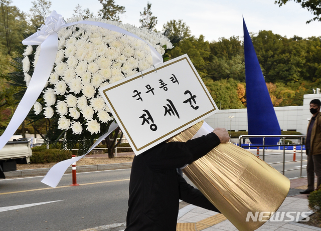 [서울=뉴시스] 고범준 기자 = 이건희 삼성그룹 회장이 별세한 25일 서울 강남구 삼성서울병원 장례식장에 정세균 국무총리가 보낸 조화가 빈소로 옮겨지고 있다. (공동취재사진) 2020.10.25.   photo@newsis.com