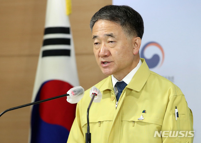 [서울=뉴시스] 박주성 기자 = 박능후 중앙재난안전대책본부 1차장(보건복지부 장관)이 25일 오후 서울 세종로 정부서울청사 브리핑룸에서 코로나19 중앙재난안전대책본부 정례브리핑을 하고 있다. 2020.10.25.&nbsp; park7691@newsis.com