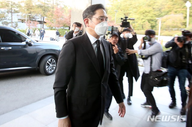 [서울=뉴시스] 고범준 기자 = 이건희 삼성그룹 회장이 별세한 지난달 25일 서울 강남구 삼성서울병원 장례식장에 이재용 삼성전자 부회장이 도착하고 있다. (공동취재사진) 2020.10.25. photo@newsis.com