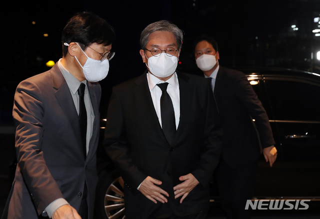 [서울=뉴시스]배훈식 기자 = 노영민 대통령 비서실장이 25일 오후 서울 강남구 삼성서울병원에 마련된 고(故) 이건희 삼성그룹 회장의 빈소로 들어가고 있다. (공동취재사진) 2020.10.25.&nbsp; photo@newsis.com