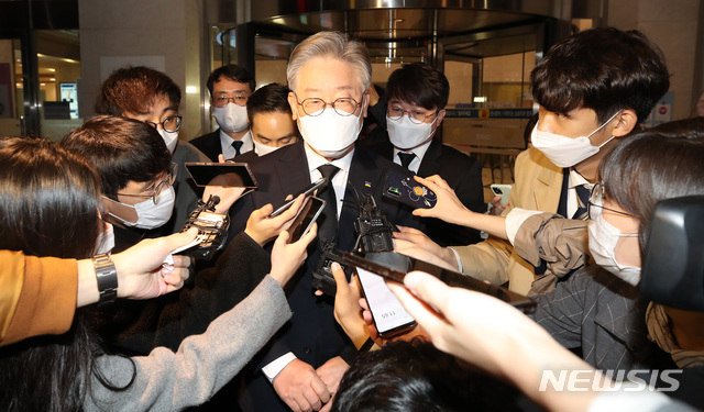 [서울=뉴시스]배훈식 기자 = 이재명 경기도지사가 25일 오후 서울 강남구 삼성서울병원 장례식장에 마련된 고 이건희 삼성그룹 회장의 빈소를 찾아 조문한 뒤 취재진의 질문을 받고 있다.(공동취재사진) 2020.10.25. photo@newsis.com