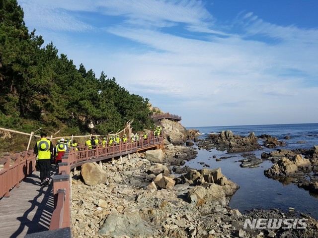 [안동=뉴시스] 지난 2017년 동해안 지질대장정 모습. (사진=경북도 제공) 2024.09.28