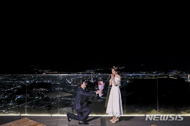 [서울=뉴시스]웨딩 스냅사진 이벤트 예스데이(야간관광지 대구 앞산전망대)(사진=한국관광공사 제공)2020.10.26 photo@newsis.com