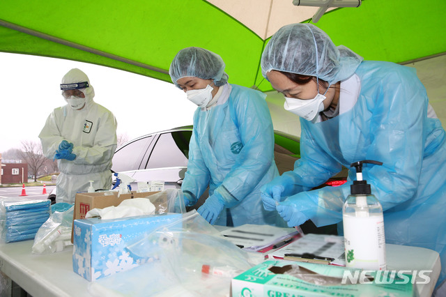 [광주=뉴시스]구길용 기자 = 화순군은 지난 19일부터 23일까지 32개 요양기관의 종사자 1486명을 대상으로 전수 검사를 시행한 결과 전원 음성 판정을 받았다고 26일 밝혔다. (사진=화순군 제공). 2020.10.26.&nbsp; kykoo1@newsis.com 