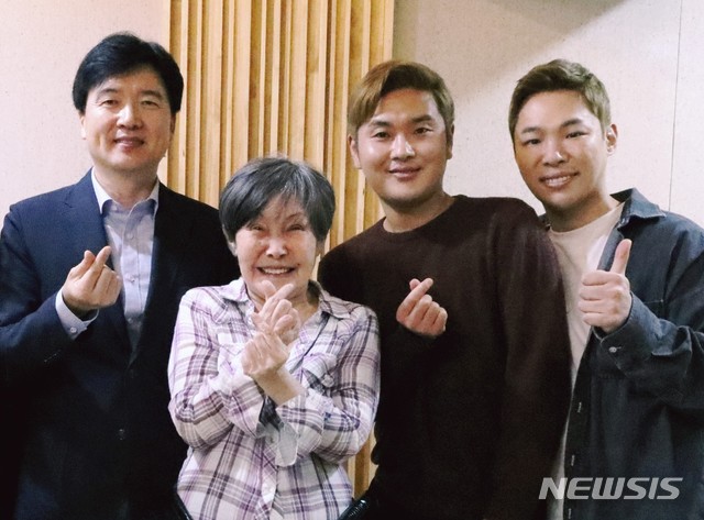 왼쪽부터 시인 강원석, 가수 윤복희, 작곡가 김경범, 작곡가 김지환씨