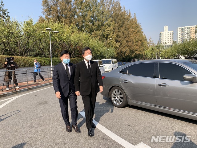 [서울=뉴시스]고(故) 이건희 삼성전자 회장의 빈소가 마련된 서울 강남구 삼성서울병원 장례식장을 찾은 이낙연 더불어민주당 대표. 2020.10.26. photo@newsis.com