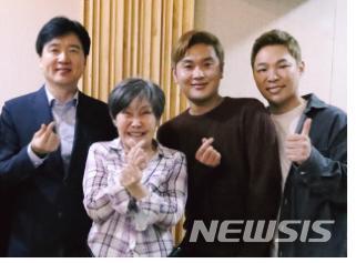 (왼쪽부터) 시인 강원석, 가수 윤복희, 작곡가 김경범, 김지환