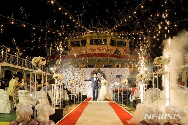 [광주=뉴시스]구길용 기자 = 전남 완도군은 지난 24일 오후 6시 완도항에 정박한 슬로시티 청산도호에서 선상 결혼식을 진행했다고 26일 밝혔다. (사진=완도군 제공). 2020.10.26. kykoo1@newsis.com