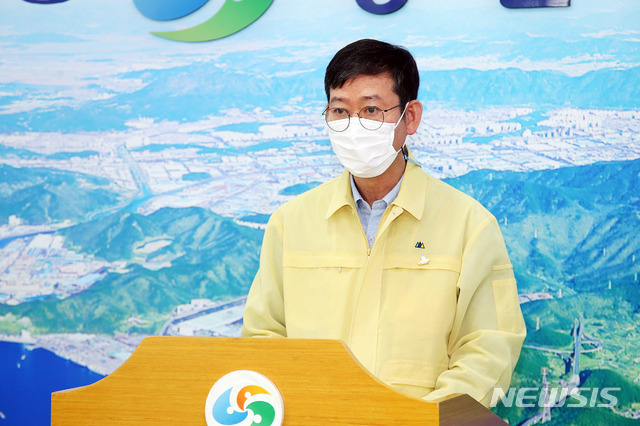 [창원=뉴시스] 강경국 기자 = 최영철 경남 창원시 안전건설교통국장이 26일 시청 프레스센터에서 코로나19 대응 브리핑을 갖고 있다. (사진=창원시청 제공). 2020.10.26.photo@newsis.com