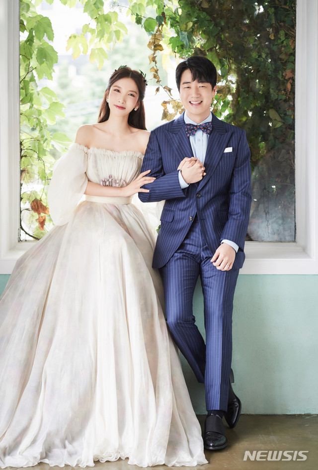[서울=뉴시스]지숙과 이두희 웨딩사진. (사진=스타잇엔터테인먼트 제공) 2020.10.26. photo@newsis.com