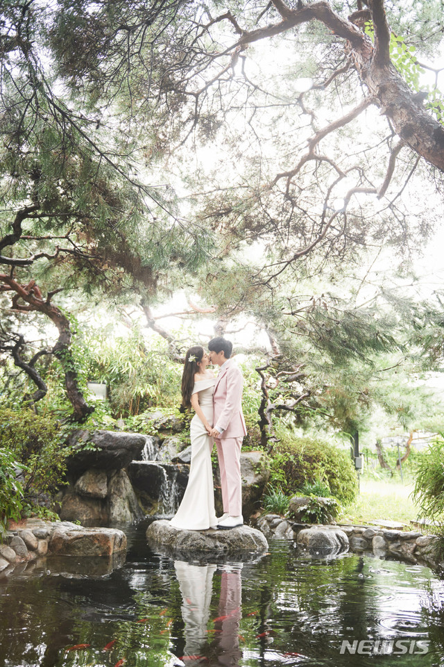 [서울=뉴시스]지숙과 이두희 웨딩사진. (사진=스타잇엔터테인먼트 제공) 2020.10.26. photo@newsis.com