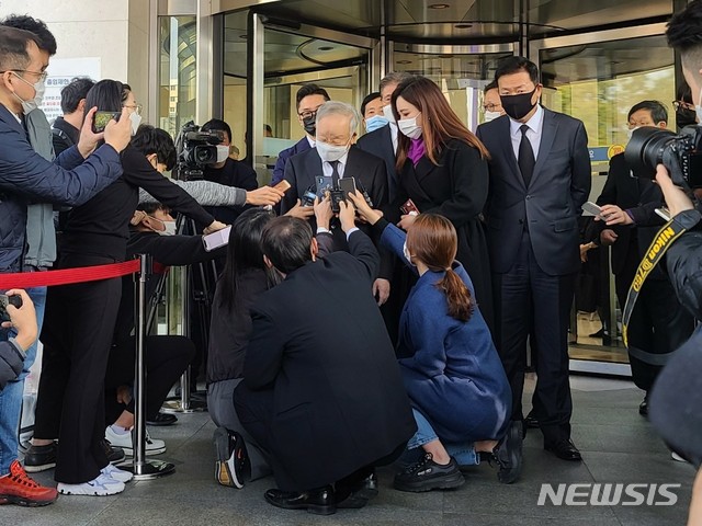 [서울=뉴시스]손경식 한국경영자총협회 회장이 서울 강남구 삼성서울병원 장례식장에 마련된 고(故) 이건희 삼성전자 회장의 빈소를 다녀와 취재진의 질문을 받고 있다. 2020.10.26. (사진=고은결 기자)