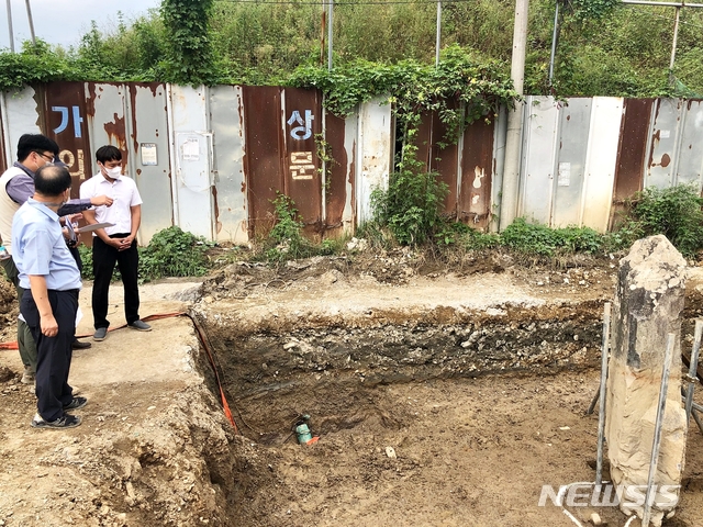 [대구=뉴시스]이지연 기자 = 대구 달서구 월암동 입석Ⅲ호에 대해 전문가들이 검토회의를 하고 있다. (사진=달서구청 제공) 2020.10.26. photo@newsis.com