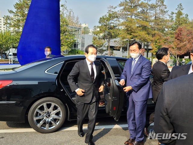 [서울=뉴시스]정세균 국무총리가 서울 강남구 삼성서울병원 장례식장에 마련된 고(故) 이건희 삼성전자 회장의 빈소에 들어서고 있다. 2020.10.26. (사진=고은결 기자)