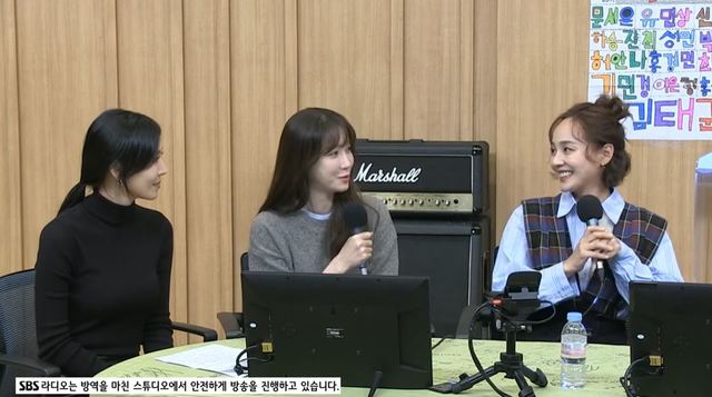 [서울=뉴시스] 배우 이지아·김소연·유진이 26일 SBS 라디오 '두시탈출 컬투쇼'에 출연했다. (사진 = '두시탈출 컬투쇼' 보이는 라디오 캡처) 2020.10.26. photo@newsis.com