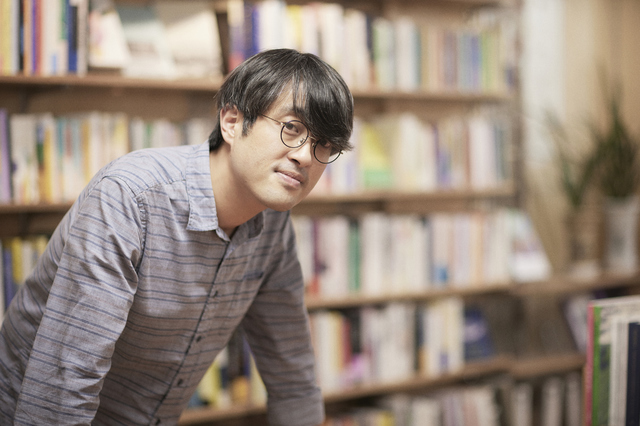 [서울=뉴시스] 시인 겸 극작가 유희경. 2020.10.26. (사진 = 종로문화재단 제공) photo@newsis.com 