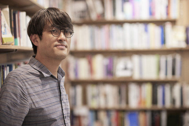 [서울=뉴시스] 시인 겸 극작가 유희경. 2020.10.26. (사진 = 종로문화재단 제공) photo@newsis.com 