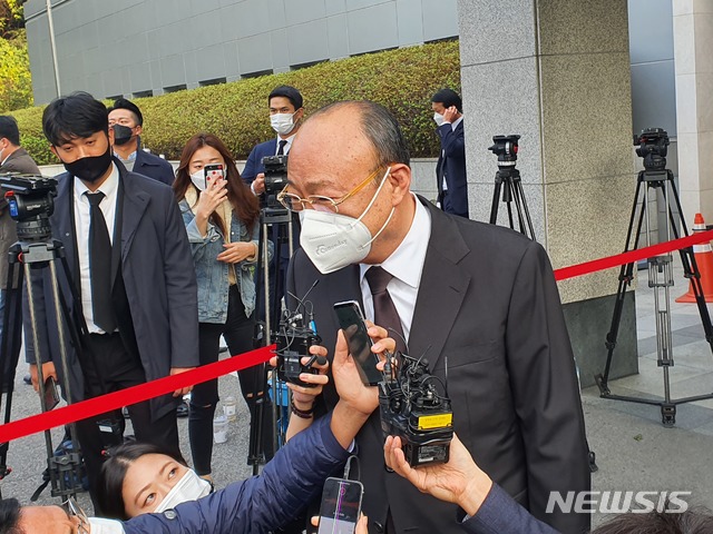 [서울=뉴시스] 김승연 한화그룹 회장이 서울 강남구 삼성서울병원 장례식장에 마련된 고(故) 이건희 삼성전자 회장의 빈소 조문을 마치고 기자들의 질문을 받고 있다. 2020.10.26. (사진=고은결 기자)