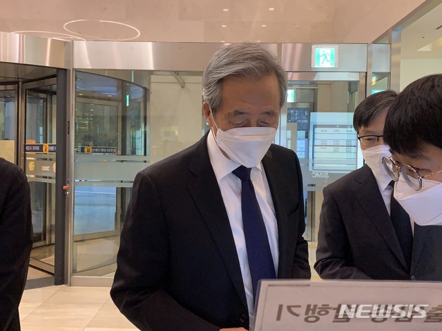 [서울=뉴시스]정몽준 아산재단 이사장이 26일 고 이건희 삼성그룹 회장 빈소가 마련된 서울 강남구 삼성서울병원 장례식장에서 빈소 출입을 위한 QR코드를 발부받고 있다. 2020.10.26.(사진=고은결 기자)