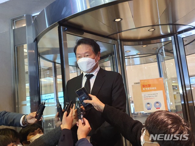 [서울=뉴시스] 최태원 SK 회장이 서울 강남구 삼성서울병원 장례식장에 마련된 고(故) 이건희 삼성전자 회장의 빈소 조문을 마치고 기자들의 질문을 받고 있다. 2020.10.26. (사진=고은결 기자) 