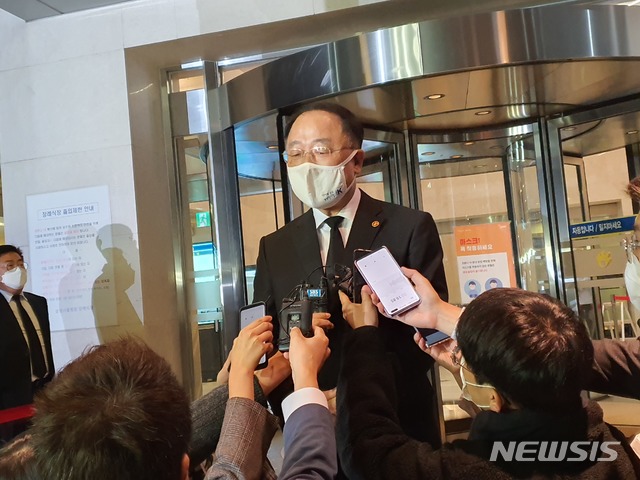 [서울=뉴시스] 홍남기 기획재정부 장관이 서울 강남구 삼성서울병원 장례식장에 마련된 고(故) 이건희 삼성전자 회장의 빈소 조문을 마치고 기자들의 질문을 받고 있다. 2020.10.26. (사진=고은결 기자) 