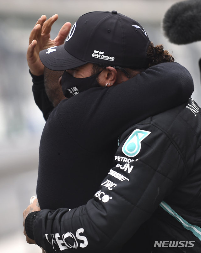 [포르티망=AP/뉴시스]92번째 우승 후 아버지와 포옹을 나루는 해밀턴(오른쪽). 2020.10.26. 