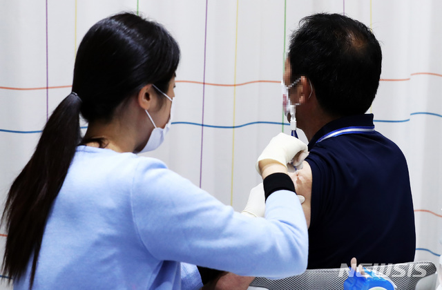 [서울=뉴시스] 이영환 기자 = 만 62세부터 69세를 대상으로 무료 독감 예방접종이 시작된 26일 오전 서울 강서구 한국건광관리협회 서울서부지부에서 한 시민이 예방접종을 받고 있다. 2020.10.26.&nbsp; 20hwan@newsis.com