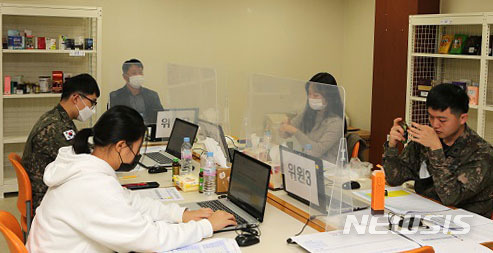 [서울=뉴시스]홍효식 기자 = 국군복지단은 지난 10월 15일(목)부터 23일(금)까지 7일간 ‘군 마트 위탁판매물품 정기선정 심사위원회’를 진행했다. 사진은 군 마트 위탁판매물품 정기선정 심사위원들이 평가 대상 화장품을 직접 사용해 끈적임, 향 등 전반적인 평가를 하고 있다. (사진=국방부 제공) 2020.10.26. photo@newsis.com