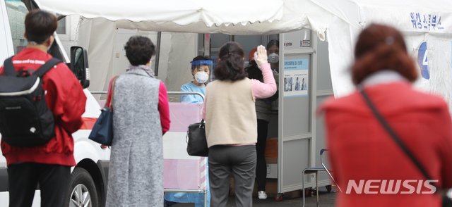 [서울=뉴시스] 조수정 기자 = 지난달 26일 오전 서울 중구 국립중앙의료원 코로나19 선별진료소에서 시민과 출국예정자들이 검사를 받기 위해 줄서 기다리고 있다. 2020.10.26.  chocrystal@newsis.com