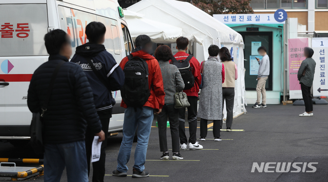 [서울=뉴시스] 조수정 기자 = 26일 오전 서울 중구 국립중앙의료원 코로나19 선별진료소에서 시민과 출국예정자들이 검사를 받기 위해 줄서 기다리고 있다. 2020.10.26.&nbsp; chocrystal@newsis.com