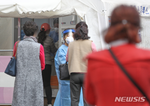[서울=뉴시스] 조수정 기자 = 지난 26일 오전 서울 중구 국립중앙의료원 코로나19 선별진료소에서 시민과 출국예정자들이 검사를 받기 위해 줄서 기다리고 있다. 2020.10.26. chocrystal@newsis.com