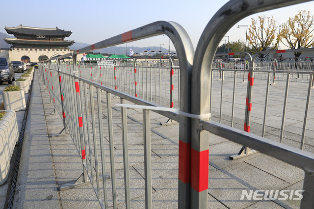 [서울=뉴시스] 박민석 기자 = 경찰이 광화문광장에 설치된 고 박정희 전 대통령 추모분향소 주변을 통제하고 있는 26일 오전 서울 종로구 광화문광장에 집회용품 반입 등에 대비하기 위한 펜스가 설치돼 있다. 2020.10.26.&nbsp; mspark@newsis.com 