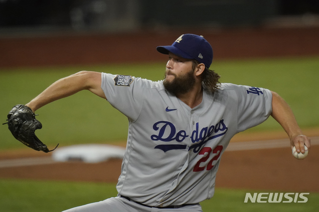 [알링턴=AP/뉴시스] LA 다저스의 클레이튼 커쇼가 26일(한국시간) 미국 텍사스주 알링턴의 글로브라이프필드에서 열린 탬파베이 레이스와의 2020 메이저리그(MLB) 월드시리즈(WS) 5차전에 선발 등판, 역투하고 있다. 2020.10.26