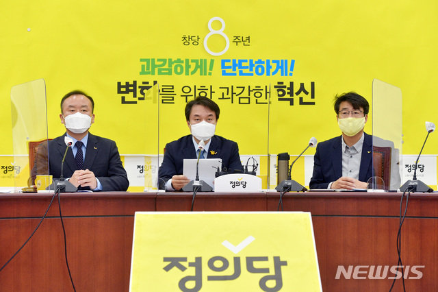 [서울=뉴시스] 최동준 기자 = 김종철 정의당 대표가 26일 서울 여의도 국회에서 열린 대표단회의에서 모두발언을 하고 있다 (공동취재사진) 2020.10.26. photo@newsis.com