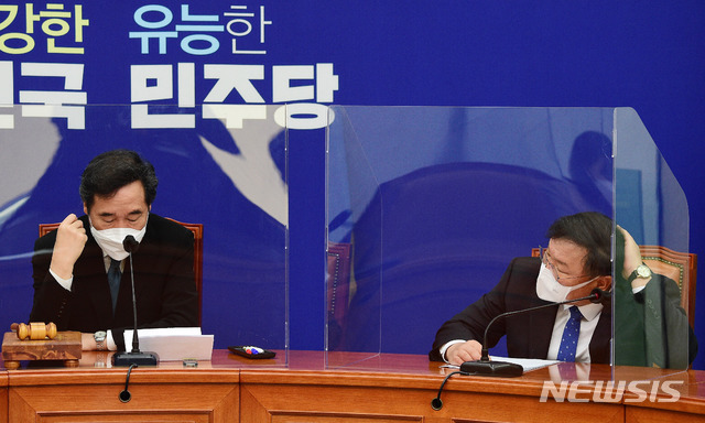 [서울=뉴시스] 최동준 기자 = 더불어민주당 이낙연 대표와 김태년 원내대표가 26일 서울 여의도 국회에서 열린 최고위원회의에서 생각에 잠겨 있다. (공동취재사진) 2020.10.26. photo@newsis.com