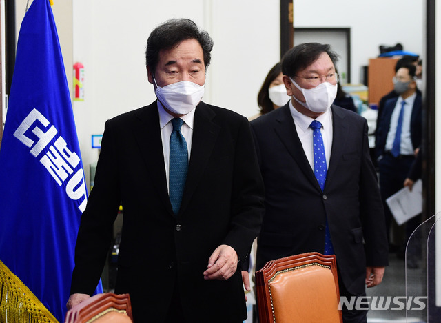 [서울=뉴시스] 최동준 기자 = 더불어민주당 이낙연 대표와 김태년 원내대표가 26일 서울 여의도 국회에서 열린 최고위원회의에 입장하고 있다. (공동취재사진) 2020.10.26. photo@newsis.com