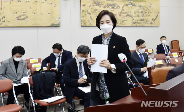 [서울=뉴시스]김선웅 기자 = 유은혜 사회부총리 겸 교육부 장관이 26일 서울 여의도 국회 본관 교육위원회 회의실에서 열린 교육부·소속 산하 기관 및 공공·유관기관 등 2020 종합감사에 출석, 업무보고를 하기 위해 단상으로 이동하고 있다. (공동취재사진) 2020.10.26.&nbsp; photo@newsis.com