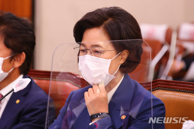 [서울=뉴시스] 최동준 기자 = 추미애 법무부장관이 26일 오전 법무부·대법원·감사원·헌법재판소·법제처를 대상으로 한 종합감사가 열린 서울 여의도 국회 법제사법위원회에 출석해 자리하고 있다. (공동취재사진) 2020.10.26.photo@newsis.com